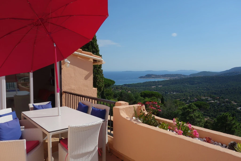 Panoramic terrace with sea view and red umbrella — Sea View Valmer